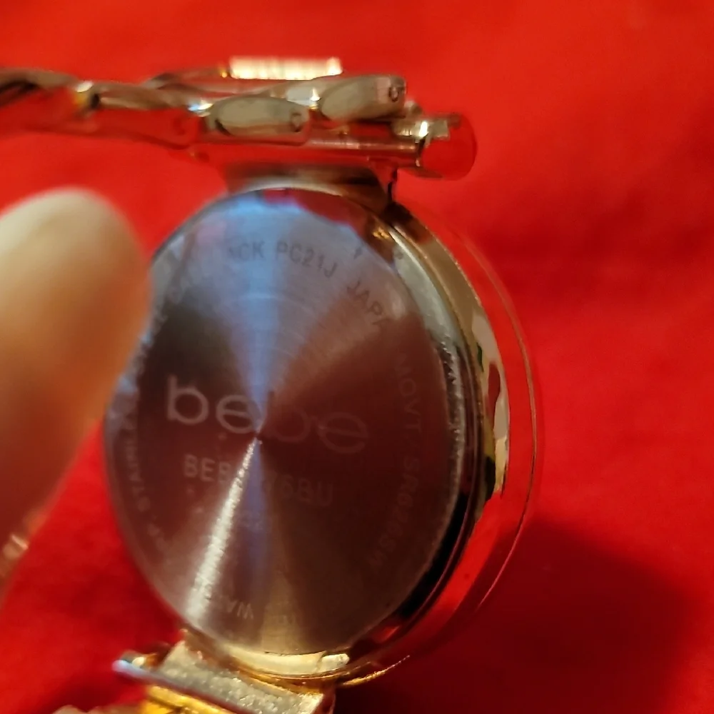 Elegant Gold Watch with Crystal‎ Accents